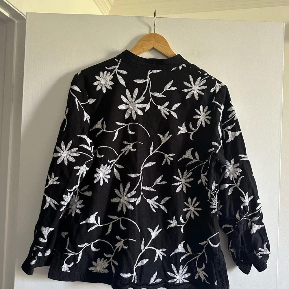 Vintage Carole Little Black/White Floral Embroidered Linen Blend Top size Large - Picture 2 of 4